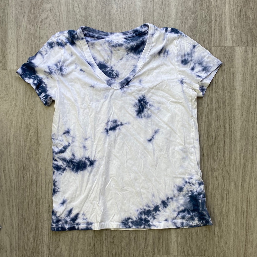 Universal Theead V-neck Tee Medium